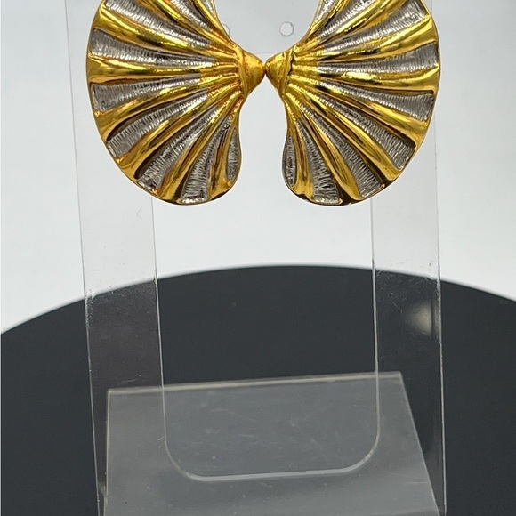 Large Seashell Shiny Polished Gold tone Textured Silver tone  Clip Earrings - Picture 2 of 15